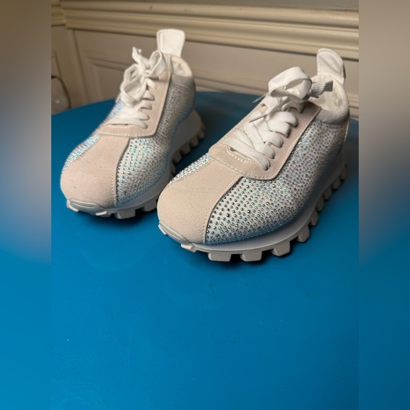 Yoki White Sparkling Sneakers with Textured Design - Picture 2 of 11